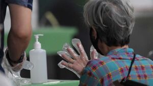 Luvas e máscaras da pandemia invadem os grandes rios europeus, alerta ONG