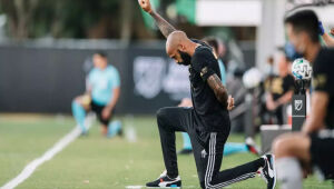 Em protesto, Henry se ajoelha por tempo igual ao da asfixia de George Floyd