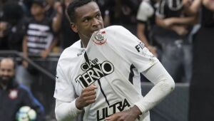 Sem acertar o gol, Jô soma polêmicas e tem 'nova folga' no Corinthians
