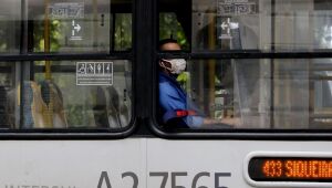 Regiões onde moradores dependem do transporte público têm mais covid