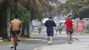 Áreas de lazer reabertas atraem milhares de cariocas em domingo de sol