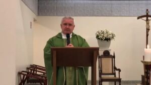 Padre diz que Bolsonaro é 'bandido' e que eleitor dele tem que se confessar