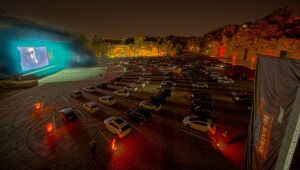 Pandemia faz drive-in ressurgir como opção de entretenimento
