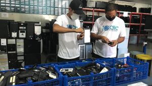 Celulares apreendidos em presídios de PE viram ferramentas para deficientes visuais