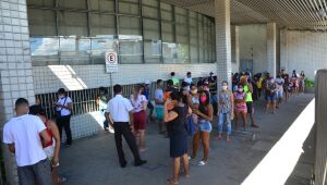 Agências da Caixa e lotéricas registram grandes filas nesta terça-feira