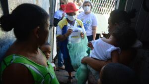 PCR distribui máscaras artesanais e kits de produtos de limpeza na comunidade do Bode