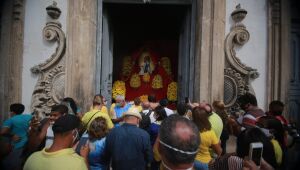 Em meio à pandemia, imagem de santa dá boas-vindas ao fiéis na entrada da Basílica do Carmo