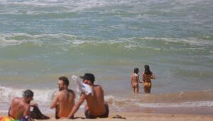 Movimento tímido no primeiro de banho de mar liberado no Recife