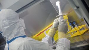 Um dia após anúncio de vacina, Rússia altera dados sobre testes em base internacional