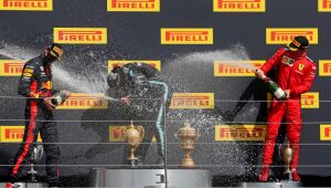 Hamilton leva susto, mas vence GP da Grã-Bretanha com pneu estourado