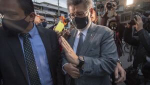 Justiça determina prisão domiciliar de ex-presidente colombiano Álvaro Uribe