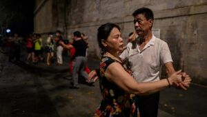 No epicentro da pandemia, moradores de Wuhan abandonam a máscara