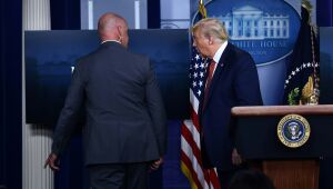 Trump é escoltado de conferência de imprensa na Casa Branca por segurança