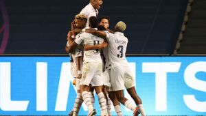 PSG vence Atalanta de virada e se garante na semifinal da Liga