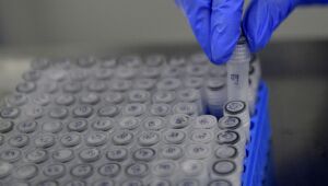 Mais de um milhão de mortes por Covid-19 registradas no mundo, aponta agência