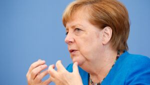 Merkel cria diálogo imaginário com coronavírus para defender novo bloqueio