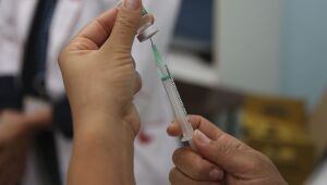 Reino Unido reserva total de 340 milhões de doses da vacina para Covid-19