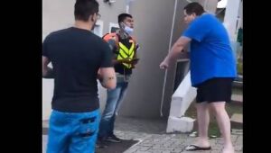 Motoboy humilhado por morador de condomínio de luxo ganha moto de humorista