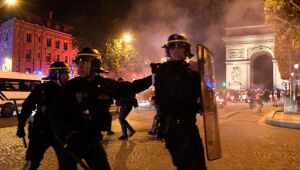 Polícia prende mais de 150 pessoas em Paris após derrota do PSG