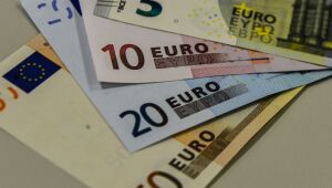Mala misteriosa com meio milhão de euros é encontrada em porão de Paris