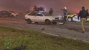 Engavetamento com 22 veículos deixa ao menos 8 mortos e dezenas de feridos no Paraná