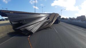 Ferro cai de carreta e complica trânsito na BR-104, em Caruaru
