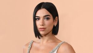 Dua Lipa mostra tatuagem falsa e internautas comparam ao apresentador Ratinho