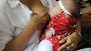 Campanha Agosto dourado: mães com Covid-19 devem continuar amamentando