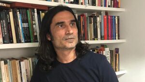 Em meio a liberdades, Gentil Porto Filho estreia como escritor em "Livro Fechado"