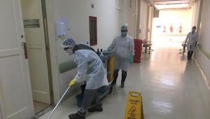 Auxiliares de limpeza contam sua rotina em hospital durante pandemia
