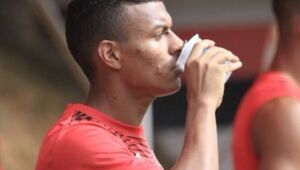 Negueba continua à espera de rescisão com o Vitória para desembarcar no Recife