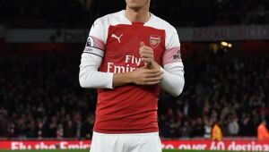 Meia alemão Mesut Özil anuncia aposentadoria do futebol