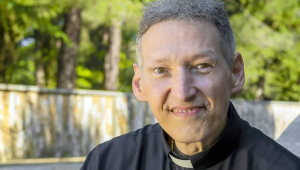 Padre Marcelo Rossi relata dramas pessoais para se aproximar de fiéis em novo livro