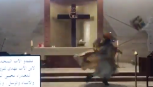 Escombros de igreja atingem padre durante megaexplosão em Beirute; veja vídeo