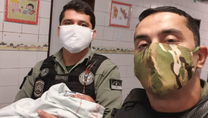 Policiais militares salvam recém-nascido após engasgamento com leite materno, no Recife