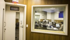 Apresentadores pré-candidatos devem se afastar da função em rádio e TV