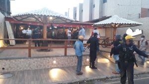 Bar é interditado na orla de Olinda