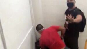 Homens que ameaçaram jovem negro em shopping do Rio são identificados como PMs