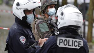 Duas pessoas feridas por arma branca perto da antiga sede da revista Charlie Hebdo, em Paris