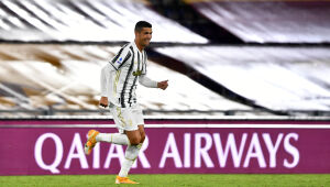 Cristiano Ronaldo marca duas vezes no empate entre Juve e Roma pelo Italiano