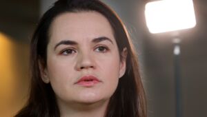 Opositora Tikhanovskaya pede a Macron para atuar como mediador na crise de Belarus