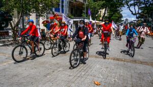 De bike, carro e barco, Marília Arraes abre campanha à Prefeitura do Recife