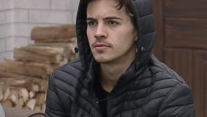 Biel e Tays Reis se beijam durante festa em A Fazenda, mas casal não empolga público