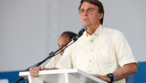 Conversinha mole de ficar em casa é para os fracos, diz Bolsonaro