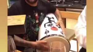 Com braço lesionado, Daniel Alves posta vídeo tocando percussão e causa polêmica