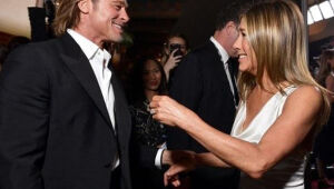 Jennifer Aniston e Brad Pitt flertam em leitura do filme 'Picardias Estudantis'