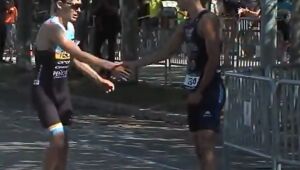 Triatleta erra traçado de prova, e rival permite que ele recupere posição