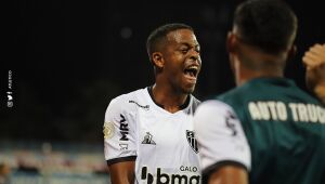 Keno marca três, Atlético-MG bate o Atlético-GO e vira líder