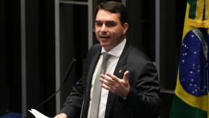 Investigado, Flávio tenta aproximar Bolsonaro de juiz evangélico por vaga no STF