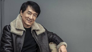 O ator Jackie Chan conduzirá tocha paralímpica em Paris na quarta-feira